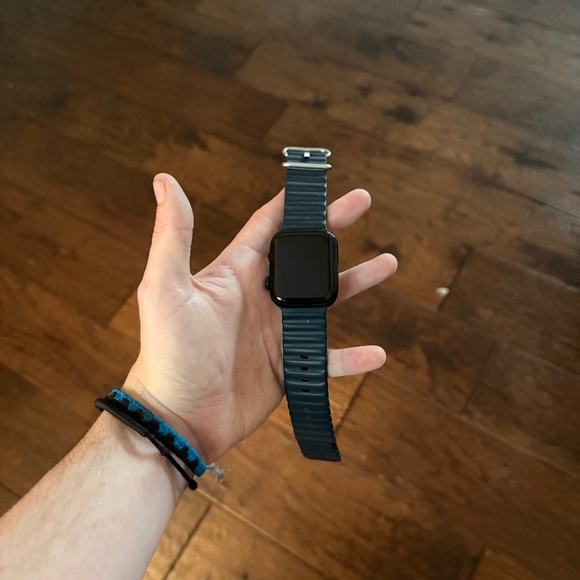 Apple Watch SE 44mm GPS, Space Gray Aluminum with Black Band - Picture 1 of 5